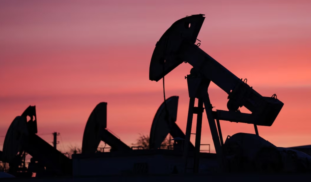 Oil Falls as Saudi Arabia Reroutes Crude Around Pipeline Disruption